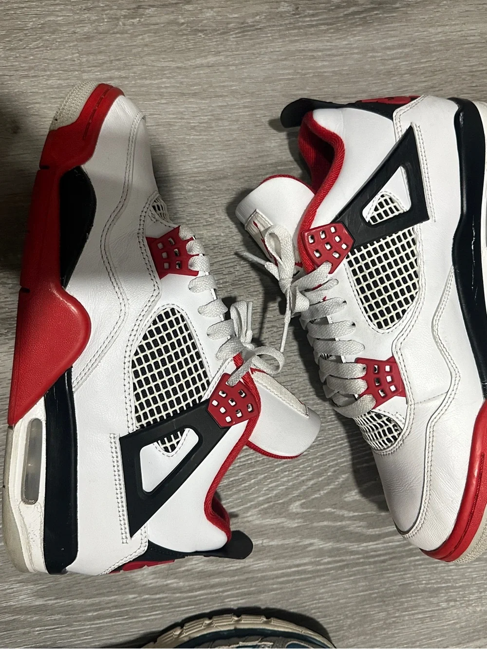Jordan 4 Fire Red Size 8.5